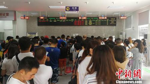 游客在售票大厅排队 翟李强 摄 游客在售票大厅排队 翟李强 摄