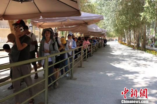 敦煌莫高窟现超大客流高峰：讲解员日行10公里“泄洪”