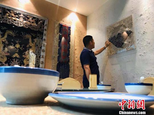 李维东在“老物件包厢”内介绍“陇锈”作品?！“炝?摄