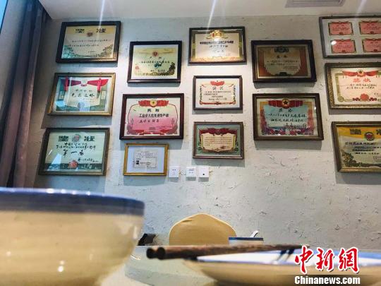 图为“博物馆餐厅”内布设的上世纪奖状?！“炝?摄