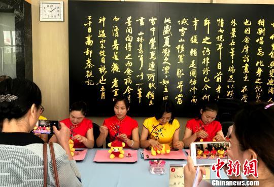 图为“秦观故里”高邮三垛七夕习俗“赛穿针乞巧”——待嫁之女七夕夜穿针引线，有向七仙女乞巧气的意思?！〈藜衙?摄