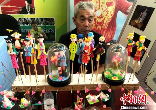 图为“秦观故里”高邮三垛七夕习俗“捏巧”，“捏巧”又称捏面人?！〈藜衙?摄