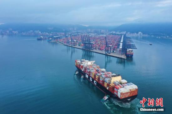7月23日，位于深圳的盐田国际集装箱码头迎来目前全球最大运载量的集装箱船—“地中海古尔松”号首航。该轮全长400米、宽62米，可装载23756个标箱，总吨位230000吨，是当下全球航运市场最大的集装箱船舶。<a target='_blank' href='http://www.chinanews.com/'>中新社</a>发 王哲 摄