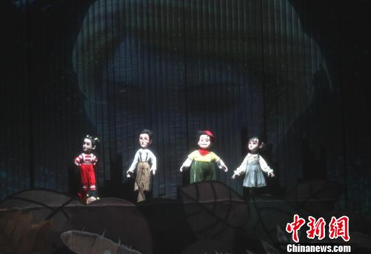 图为四位参加夏令营的孩子们在森林中意外被吸进一个宝盒里?！〈藜衙?摄