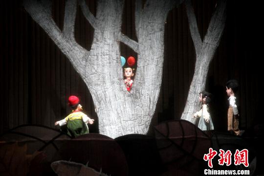 图为该剧采用3D全息投影技术，让观众们身临其境?！〈藜衙?摄