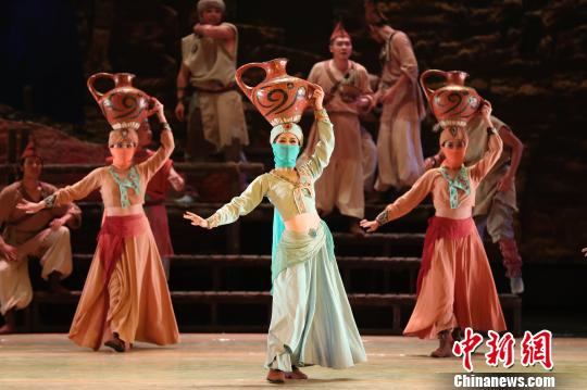 图为甘肃经典舞剧《丝路花雨》剧照。(资料图) 钟欣 摄