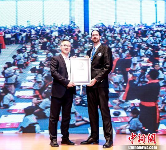 世界纪录认证机构WRCA首席认证官Damir First向活动主办机构、亚洲教育峰会秘书长、字强不息教育集团CEO陈俊清颁发证书。供图