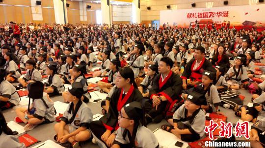 规模壮观的开笔礼现场?！⊙罘?摄