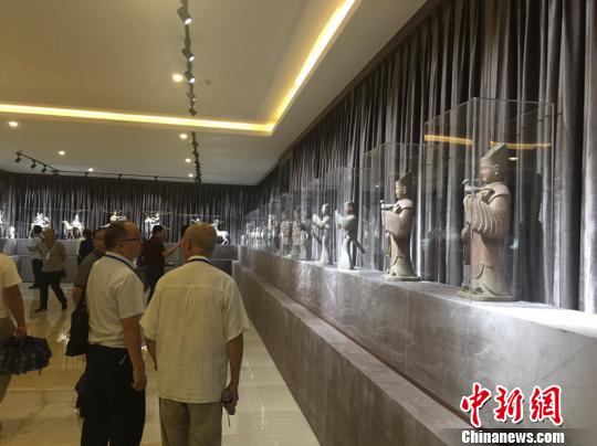 图为民众参观展品。