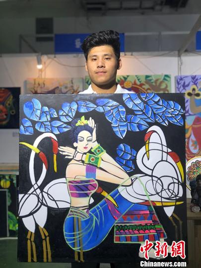 大学生展示自创油画作品?！」?摄