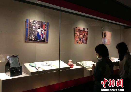 参观者欣赏清代宫廷生活用品?！〉讼?摄