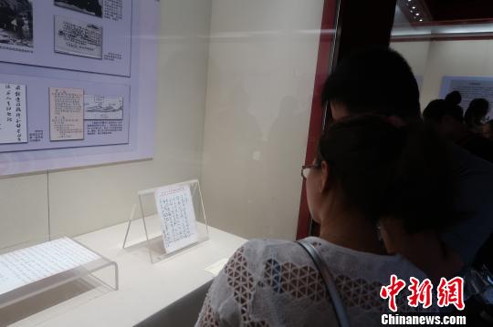 民众零距离与近现代文化名人“对话”。　韩宏 摄