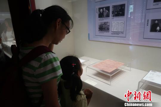 观众参观《穿越时空 对话名家——“8+”名人故居纪念馆联展》。　韩宏 摄