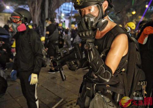 暴徒手持仿制气枪，准备发射。图片来源：大公文汇全媒体记者摄