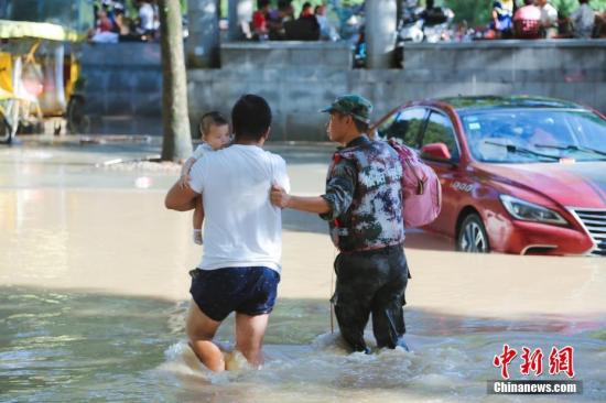 超强台风“利奇马”来袭，浙江各方力量开展救援行动。图为一名救援人员指引被困市民进行转移。<a target='_blank' href='http://www.chinanews.com/'>中新社</a>记者 李祥 摄