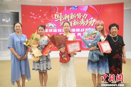 湖南“国潮青年”竞技湘绣助力非遗创新