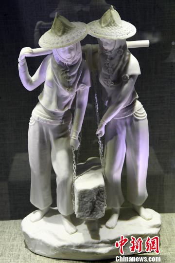中国工艺美术大师陈明良参展德化白瓷作品《惠女风情》吸睛?！〖钦吡蹩筛?摄