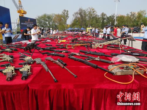 非法枪爆物品集中销毁现场。张子扬 摄