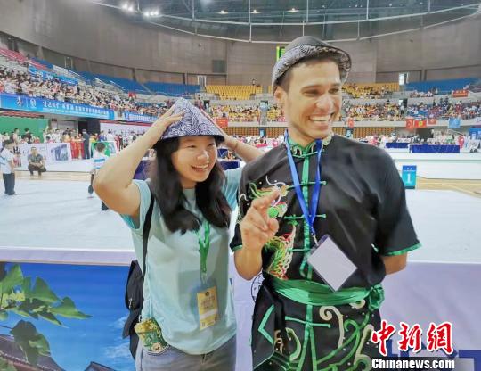 图为第十四届浙江国际传统武术比赛上，国人、海外友人戴着新版乌毡帽。