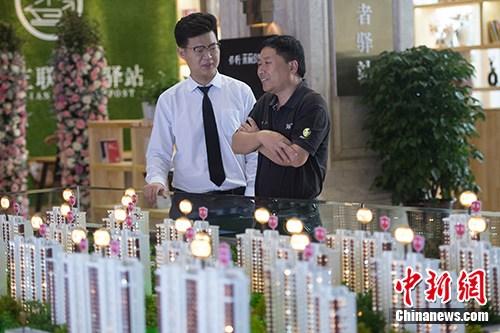 资料图：房地产置业经理为民众介绍商品房户型。<a target='_blank' href='http://www.chinanews.com/'>中新社</a>记者 韦亮 摄