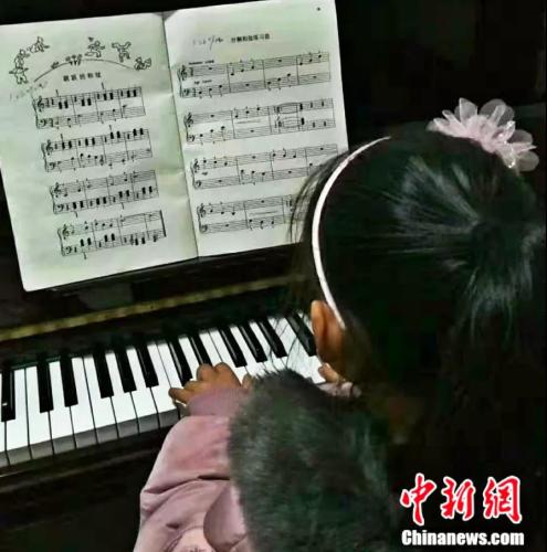 童童正在家里练琴 受访者供图 点击进入下一页