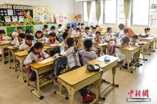 资料图:小学生在上课 <a target='_blank' href='http://www.chinanews.com/'>中新社</a>记者 陈骥旻 摄 点击进入下一页
