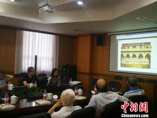 回忆录《上?！?949》和画册《1949·影像上?！烦霭孀赶殖??！⌒礞?摄