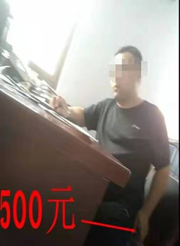 执法人员处理事故私收司机500元 官方:已被辞退