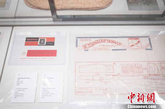 1980年的弹射式模型飞机材料等老物件展示?！⌒煲?摄