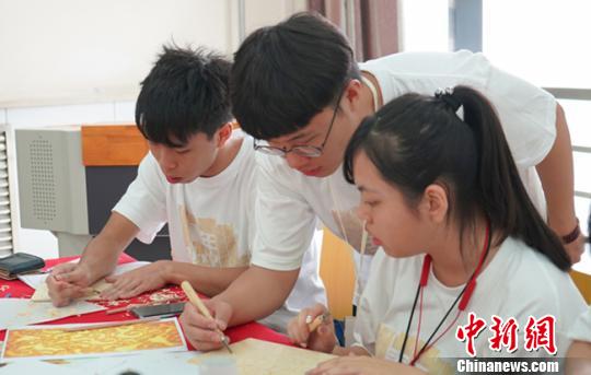 图为营员制作敦煌主题木板刻画?！∩杏⒎?摄