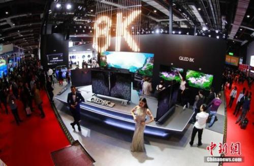 资料图：厂商展示的8K高清电视。<a target='_blank' href='http://www.chinanews.com/'>中新社</a>记者 杜洋 摄