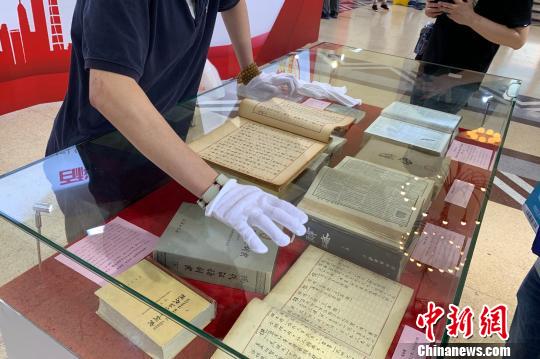 作为书展首日的“特别福利”，读者可戴上白色手套，近距离触摸感受珍贵的《辞海》第一版底稿?！⊥躞?摄