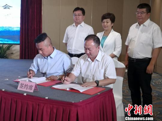 当天，广元市还举行了招商引资和文化旅游推介会。会上广元市文旅集团与甘肃蓝天国际旅行社签订战略合作协议，将推动广元、兰州文化旅游目的地健康、持续、稳定发展。　杜萍 摄