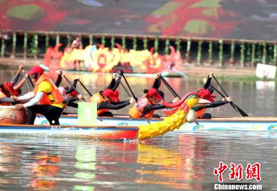 据了解，在女儿节开幕式后，将举行广元女儿节传统特色活动凤舟赛，有12支凤舟队伍参加直道竞速比赛。(资料图) 广元市委宣传部供图 摄