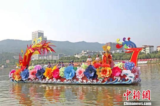 参加凤舟赛的竞技人员全部为女性，所有船头、船身设计均以凤凰为图腾，并在活动举办中融入了彩船巡游、万人山歌对唱、川北唢呐等民俗表演和水上趣味活动等内容，既展示广元“女皇故里”文化传承，又彰显当代广元女性风采。(资料图) 广元市委宣传部供图 摄