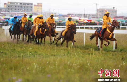 图为选手们在比赛中?！⊙钛廾?摄