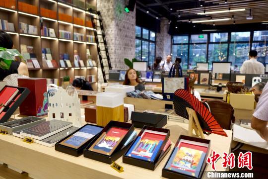 沪上首家“中版书房”?！∠目×?摄