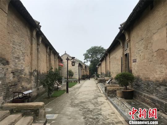 魏家坡古街两侧，清代民宅依次排开?！『略?摄