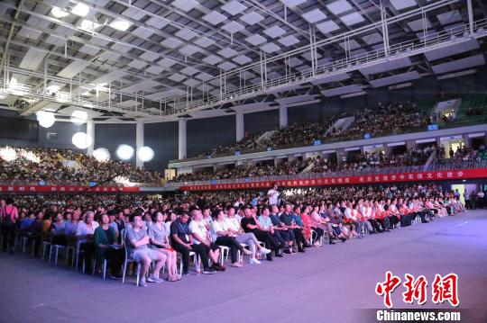 演出现场?！〕卵薜?摄