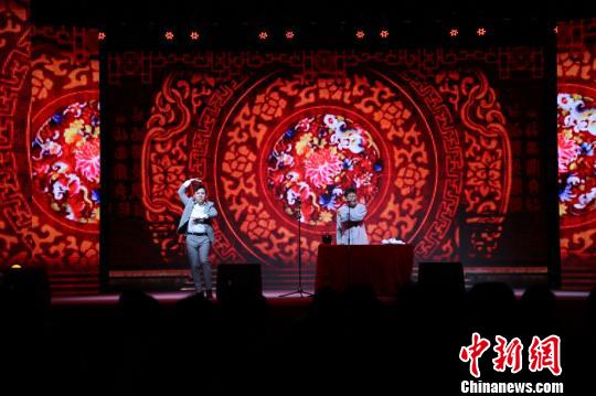 演出现场?！〕卵薜?摄