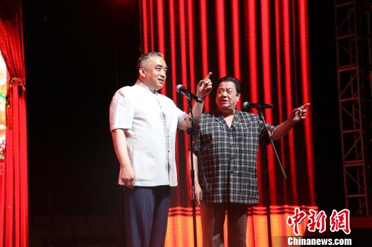 演出现场?！〕卵薜?摄