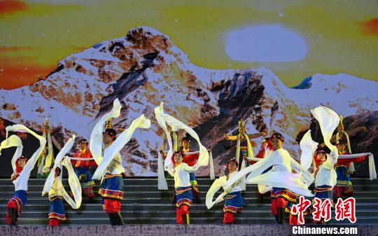 图为开幕式晚会现场独具藏民族特色的表演?！『闻罾?摄