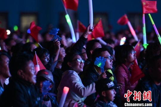 图为当地民众观看演出。　何蓬磊 摄