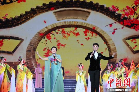 图为开幕式晚会现场，湖北演员在表演戏曲节目?！『闻罾?摄
