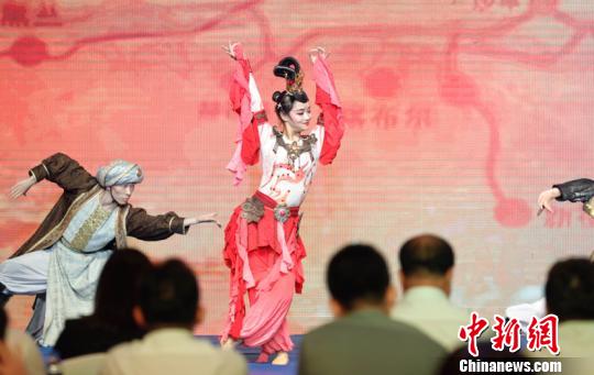 歌舞表演(吕品/摄) 歌舞表演(吕品/摄)