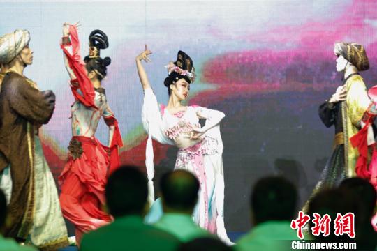 歌舞表演(吕品/摄) 歌舞表演(吕品/摄)