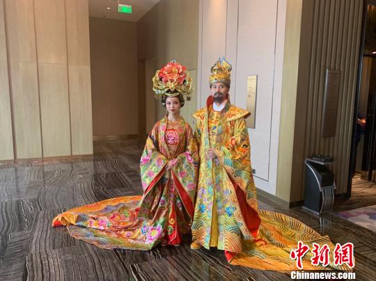 身穿皇家服饰的演艺人员亮相(吕品/摄) 身穿皇家服饰的演艺人员亮相(吕品/摄)