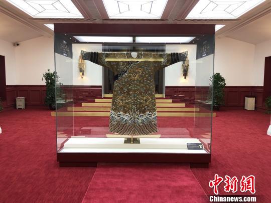 伪满皇宫博物院“皇宫剧场”展示的龙袍 吕盛楠 摄 伪满皇宫博物院“皇宫剧场”展示的龙袍 吕盛楠 摄