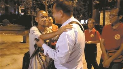 在志愿者的帮助下，田玉生、田玉全兄弟相认。