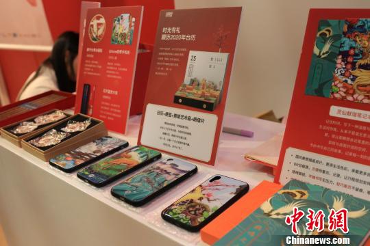 “非遗+时尚创新”当代艺术展品体验专区 主办方供图 “非遗+时尚创新”当代艺术展品体验专区 主办方供图